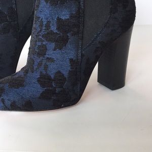 Boots NWT Vince Camuto Bristy boots, brocade, blue, 5.5